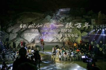 黑色修身短袖搭配黑色包，干练女超人，这样的搭配你觉得怎么样？游戏画面