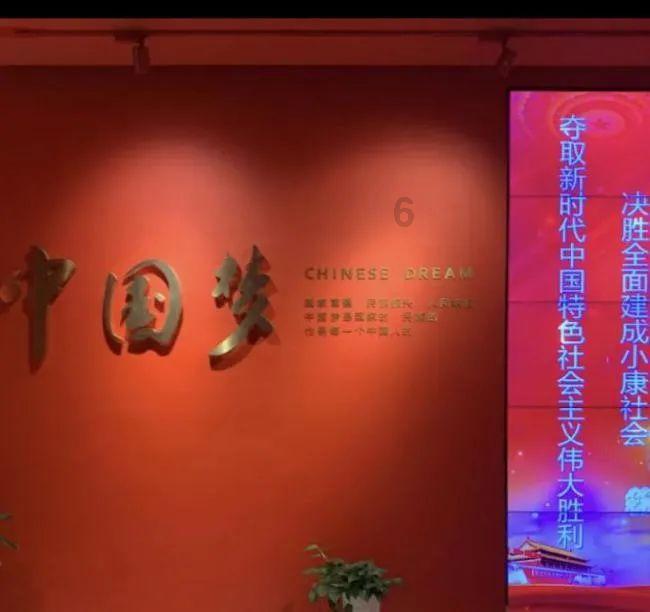 学生会准备在校园宣传栏内，介绍世园会兰州展区的风采。请你从下面的材料中选取一点，为兰游戏画面